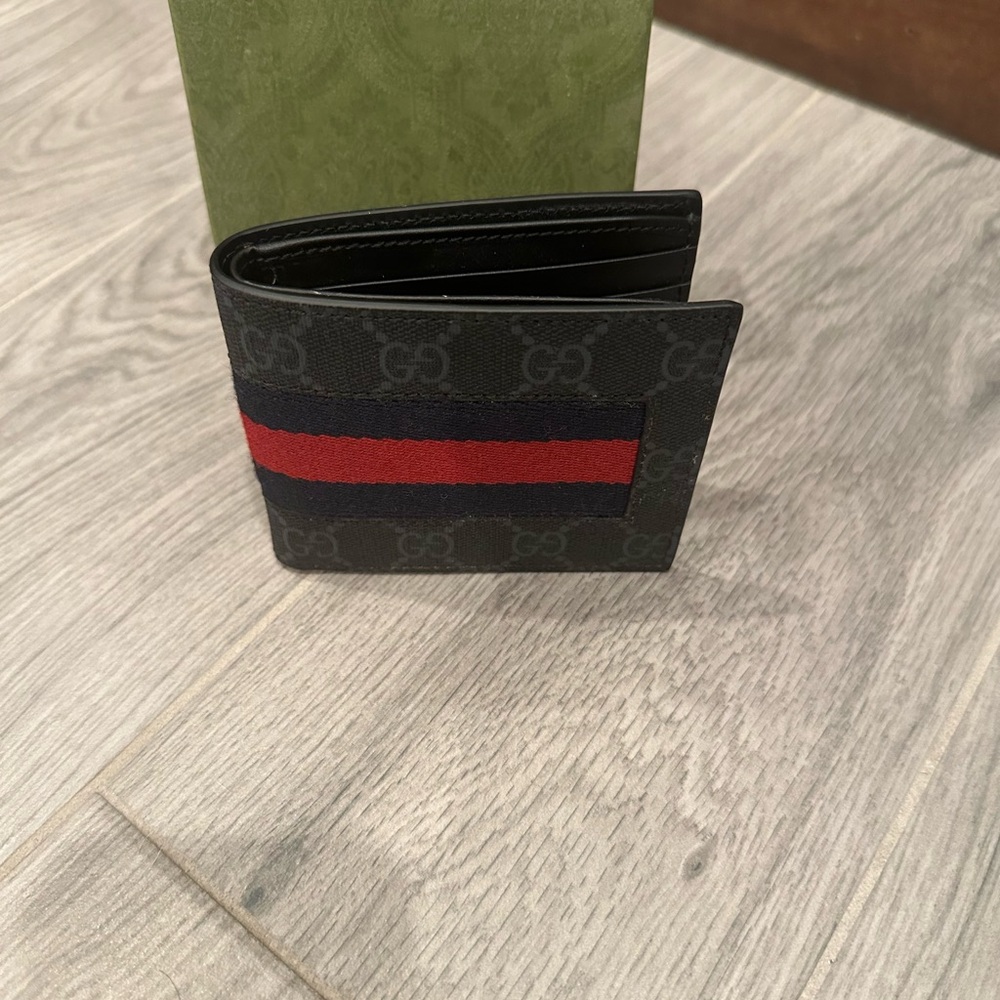 Brand new Gucci GG Mens Canvas Bifold Wallet. Still in Gucci box w/dust bag. - Picture 7 of 9